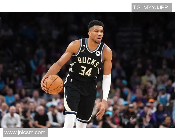 雄鹿半场54-47领先步行者，字母哥戴眼镜在场边观战